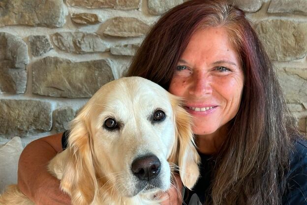 Sabine Wiesmann-Hahn bei der Tierkommunikation im liebevollen Kontakt mit ihrem Hund