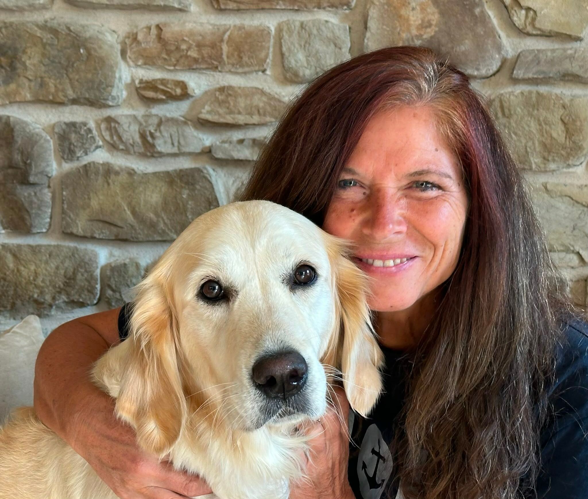 Sabine Wiesmann-Hahn bei der Tierkommunikation im liebevollen Kontakt mit ihrem Hund